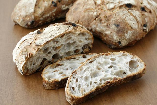 画像: ●パン・ド・ロデヴ(クルミ&レーズン)(636 円) もちもちとした食感と蜂の巣のような内層が特徴の フランス・ロデヴ地方のパンにドライフルーツを入れました