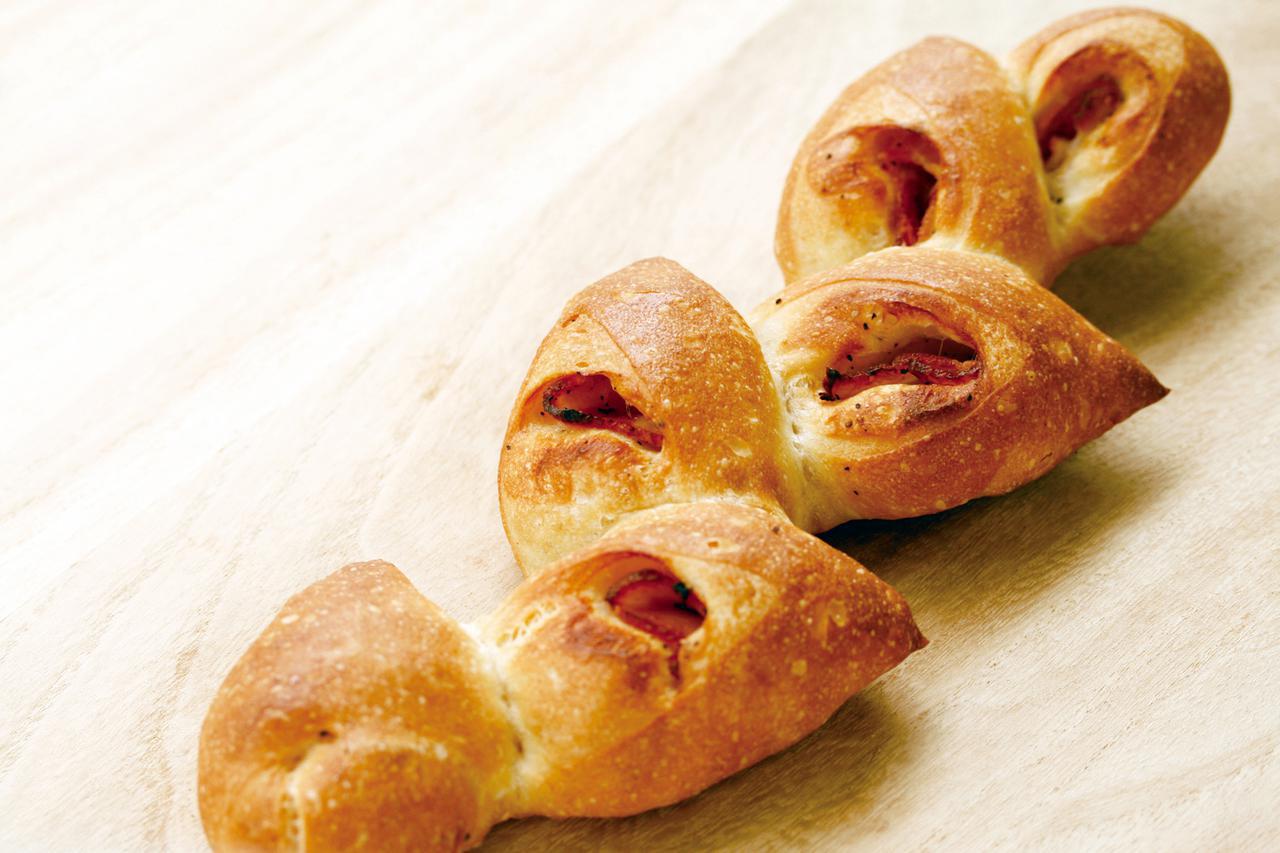 画像: ●ベーコンエピ（330 円） フランスパンに黒こしょうの効いたベーコンを包み麦穂の形に焼き上げました。