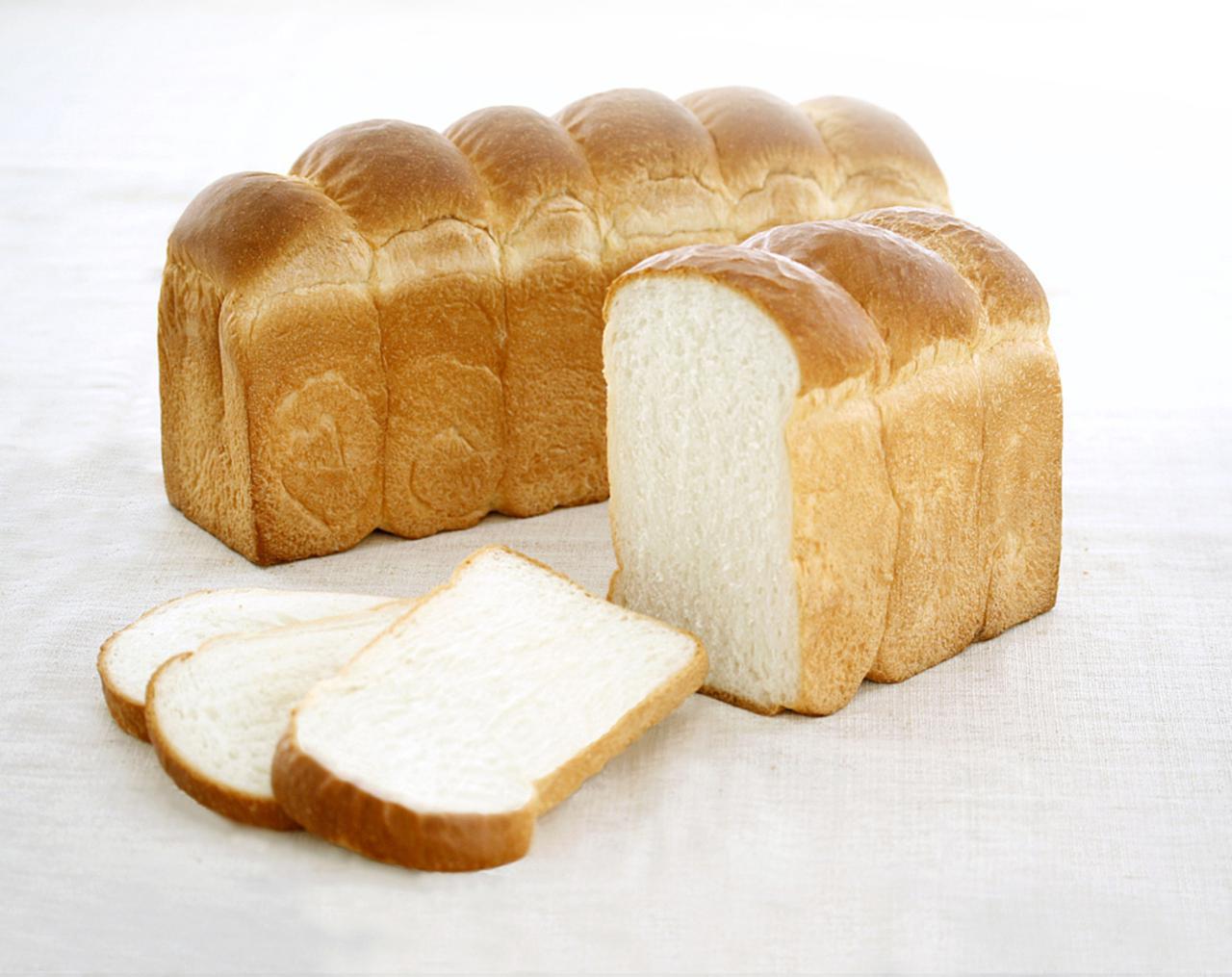 画像: ●パン・ド・ミ（山）（1,062 円、1/2 本 532 円） トーストした時の歯切れが軽く、ほどよい弾力の食感が特徴。特にパンの耳の上部分が香ばしく、パンの耳がお好きな方におすすめの食パンです