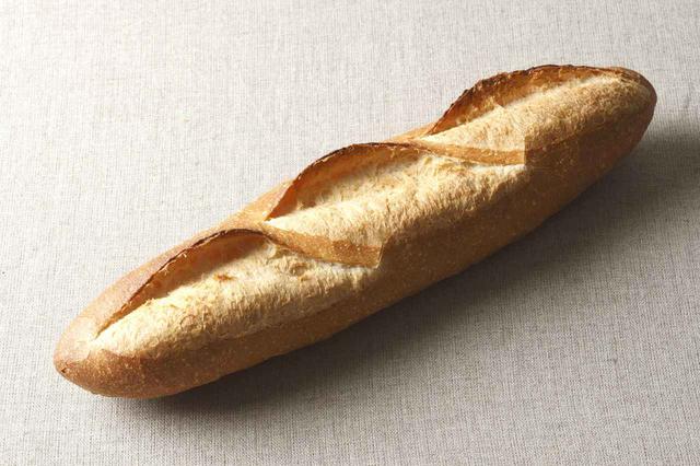 画像: ●バタール(330 円) フランスパンのバゲットに比べて、クラム(中身)が多いためカット面も大きく、おすすめとしてチーズやパテなどの具材をのせてお召し上がり下さい