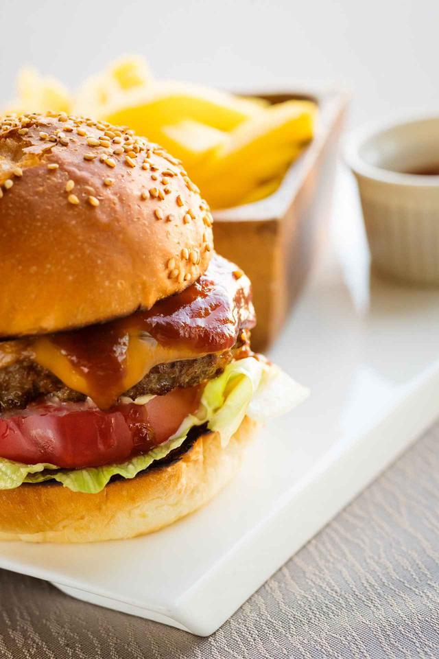 画像: グランバーガー (フライドポテト付き) (THE GRAND GINZA) 価格:1,800 円 販売期間:通年 販売時間:12:00~20:00 和牛 100%のビーフパティをジューシーに焼き上げました。チェダーチーズ 、こだわりのバンズでサンドしシェフ特製のフレンチソースでお召し上がりください。