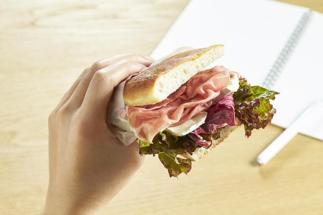 画像: 具材の満足感はそのままに、ワンハンドで食べられるフォカッチーノ