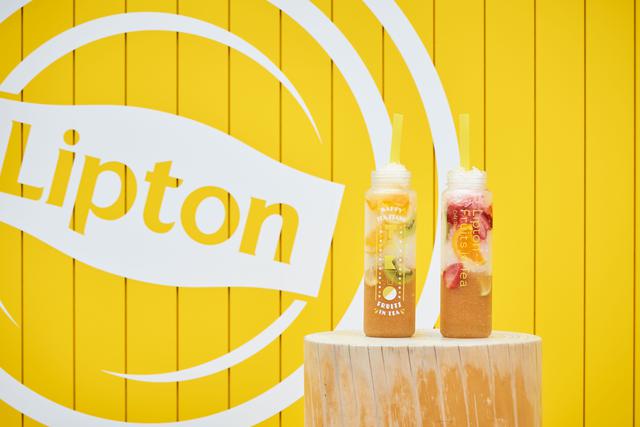 画像: (左)Passion Fruits 1,200円(税込)+蜂蜜ミルク 150円 ※タンブラーのみ (右)Strawberry 1,200円(税込)+練乳ミルク 150円 ※タンブラーのみ
