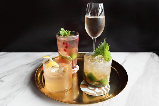 画像: カクテル / スパークリングワイン / ビール 13種類 日本酒とザクロを使った「‘sake’ザクロミュール」や、梅酒を使った「梅酒 クーラー」、ルバーブを取り入れた「ルバーブ モヒート」などユニークな食材を使ったこだわりのカクテルと、スパークリングワイン、ドラフトビールはもちろん、「ウィークエンドジャーニー」などのクラフトビールも取り揃えています。