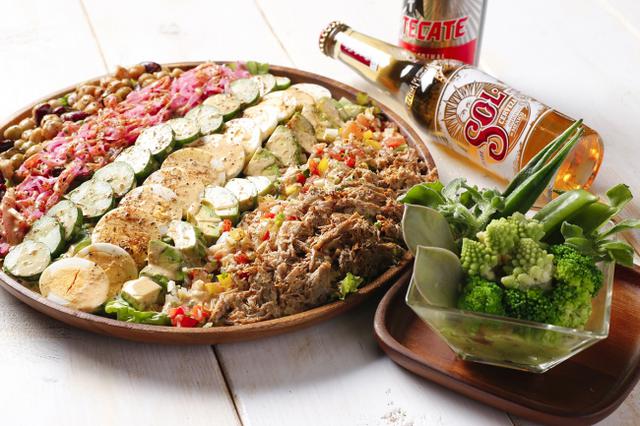 画像: サボテンを食べるのは、メキシコならでは 野菜たっぷりでヘルシーな“パワーサラダ”
