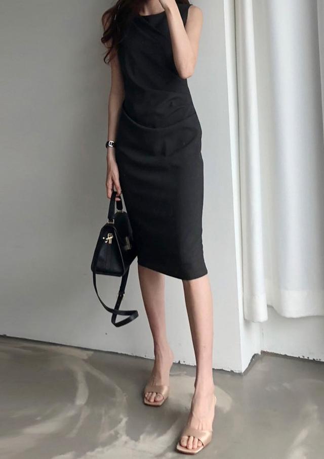 画像: 黒ワンピを使ったシンプルオフィスコーデ
