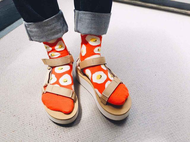 画像2: Happy Socksの店舗スタッフがオススメする 「Happy Socks x サンダル」コーディネート