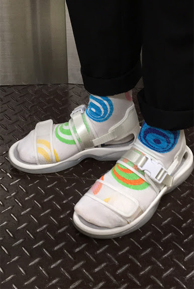 画像1: Happy Socksの店舗スタッフがオススメする 「Happy Socks x サンダル」コーディネート