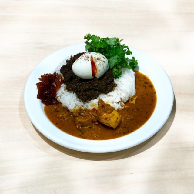 画像: ・あいがけ:上記キーマカレーと定番のチキンカレーが楽しめる一皿。1100円