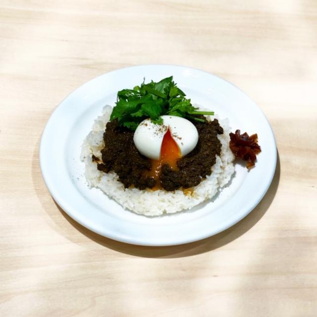 画像: ・キーマカレー:挽肉たっぷりのスパイシーなカレーと半熟卵がベストマッチ。パクチーも添えて。900円