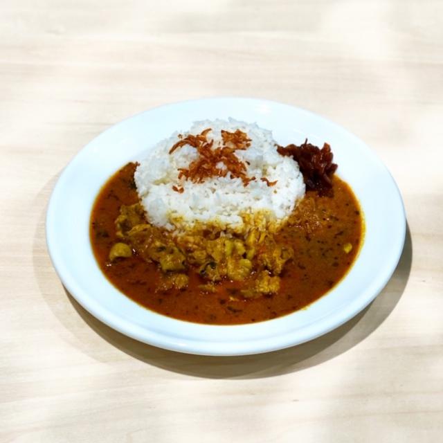 画像: ・チキンカレー:渋谷の人気店トライアングルカレーから、スパイスたっぷりの本格カレーです。※定番メニュー。900円