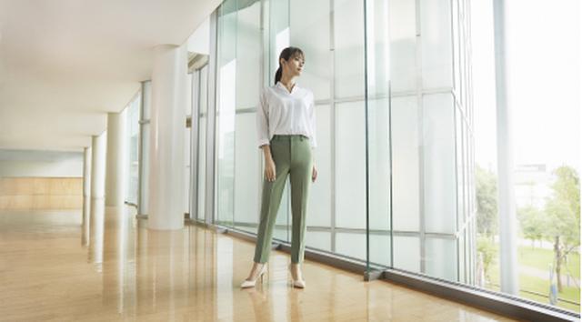 画像2: きれいも、ラクも、一本で。 新しいライフスタイルにフィットする「スマートパンツ」のTVCMに深田恭子さんが登場
