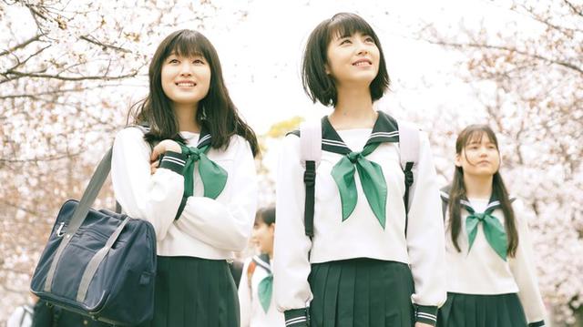 画像: 都賀川公園 © 2020「思い、思われ、ふり、ふられ」製作委員会 © 咲坂伊緒/集英社