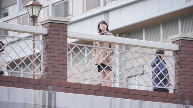 画像: 西神中央公園前歩道橋 © 2020「思い、思われ、ふり、ふられ」製作委員会 © 咲坂伊緒/集英社