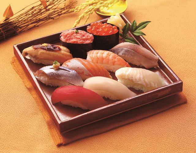 画像: <旬の寿司 上> 【商品内容】 秋の旬ネタ5貫(秋刀魚、とろサーモン、平目昆布〆、金華さば、赤いか)、まぐろ赤身、海老、いくら、柚子ふり穴子、ねぎとろ 1人前(10貫)¥1,980 (税抜) 2人前(20貫)¥3,900(税抜) 3人前(30貫)¥5,800(税抜)