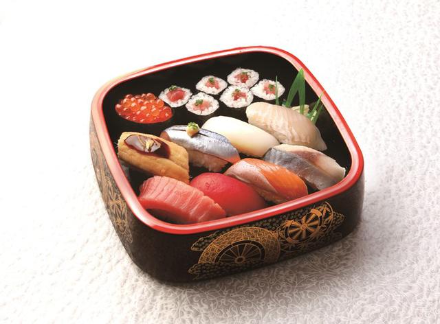 画像: <旬とまぐろの寿司> 【商品内容】 秋の旬ネタ5貫(秋刀魚、とろサーモン、平目昆布〆、金華さば、赤いか)、中とろ、まぐろ赤身、いくら、ねぎとろ巻き、柚子ふり穴子 1人前(12貫)¥2,200 (税抜)