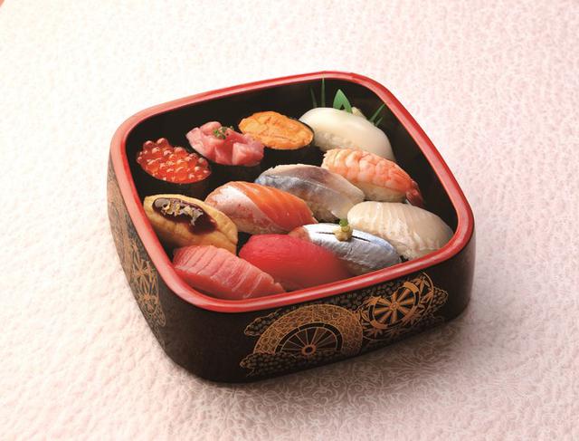 画像: <旬の寿司 特上> 【商品内容】 秋の旬ネタ5貫(秋刀魚、とろサーモン、平目昆布〆、金華さば、赤いか)、中とろ、まぐろ赤身、生うに、いくら、落ちとろ、柚子ふり穴子、海老 1人前(12貫)¥2,900 (税抜) 2人前(24貫)¥5,700 (税抜) 3人前(36貫)¥8,500 (税抜)