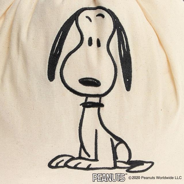 画像: ベージュにはスヌーピーが、グレーにはファーロンが刺繍で描かれています。