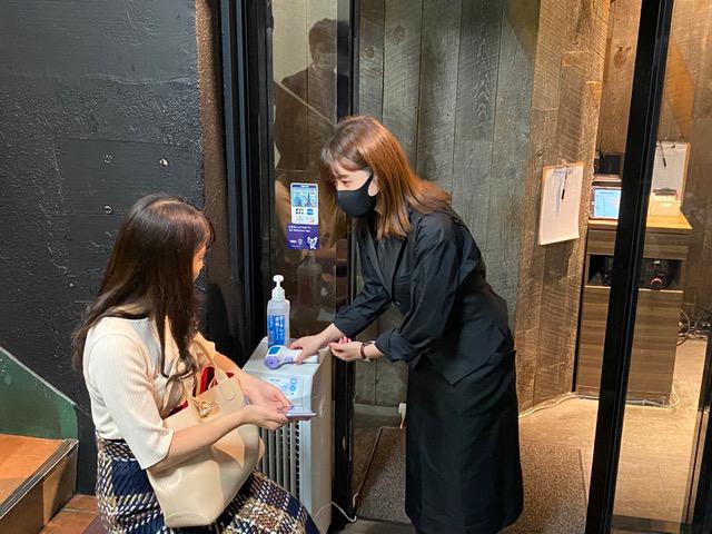 画像: 入店前にはシステムの説明があります。そして検温と手の消毒もしっかりと行われます