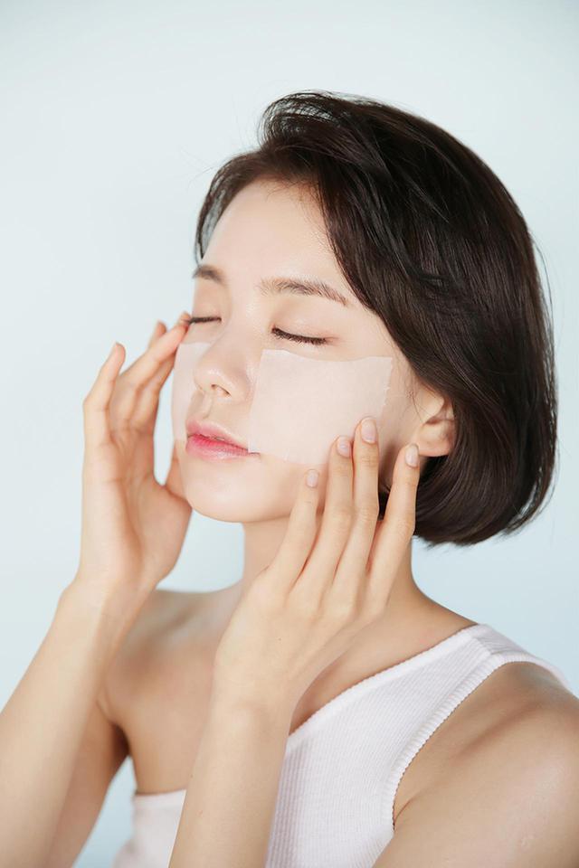 画像: ・ゆらぐ肌にはコットンパックがおすすめ コットンにトナーをたっぷり浸して、肌のお悩み部分にのせます。