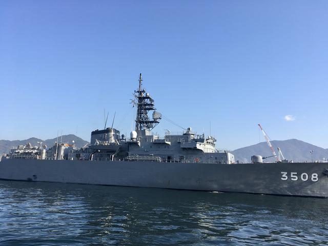画像: 間近に見る護衛艦。自衛隊の人が手を振ってくれました