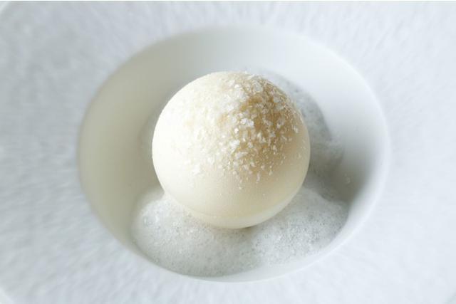 画像: ●Desert(デザート) 青森弘前産紅玉とそのタタン、リンゴ酢のアイス入り ホワイトチョコのボール仕立て、氷餅和え、ガナッシュモンテとリンゴ酢の泡添え