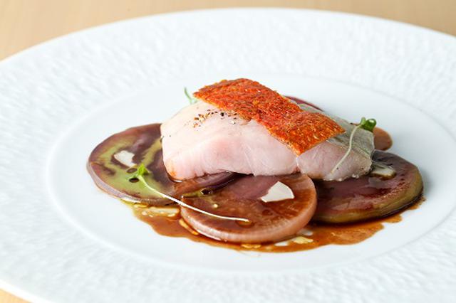 画像: ●Poisson(メイン魚) 伊豆・下田産金目鯛のミ・キュイとその皮のセシェ、伊東産4種大根(白・青芯・紅しぐれ・紅くるり)の赤ワイン風味ブレゼ、ヘーゼルナッツと7種類のスプラウト添え、ブールペルシと赤ワイン風味