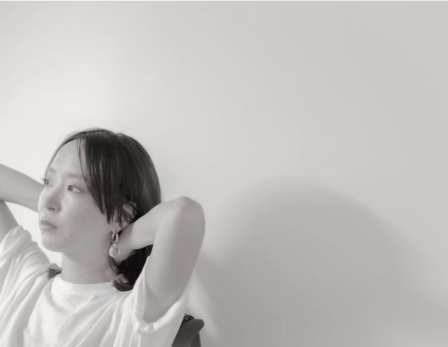 画像: itabamoeさんについて 【プロフィール】 1991年生まれ・東京都在住。 文化装学院 アパレルデザイン科卒。卒業後、アパレル会社で企業デザイナーとして勤務。 仕事延長線上でwebデザイン、広告デザイン等の仕事を経て2015年からイラストレーターとして雑誌広告・webなどをメインに活動中。最近では企業とのコラボレーション商品も多数手がける。 上品な色気が漂う大人女子のイラストが話題。