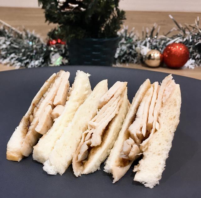 画像: ▶ハレパン…1 センチ幅にスライスしたもの 4 枚 ▶クリームチーズ…大さじ 2 ▶サラダチキン…2 枚 ▶ジャム(イチジク)…適量 サラダチキンを2ミリ幅に薄切りにする。ハレパンをトーストしてこんがり焼いたら、クリームチーズとイチジクジャム(苺などお好みで可)をぬり、サラダチキンをのせ、パンではさむ。食べやすい大きさにカット。