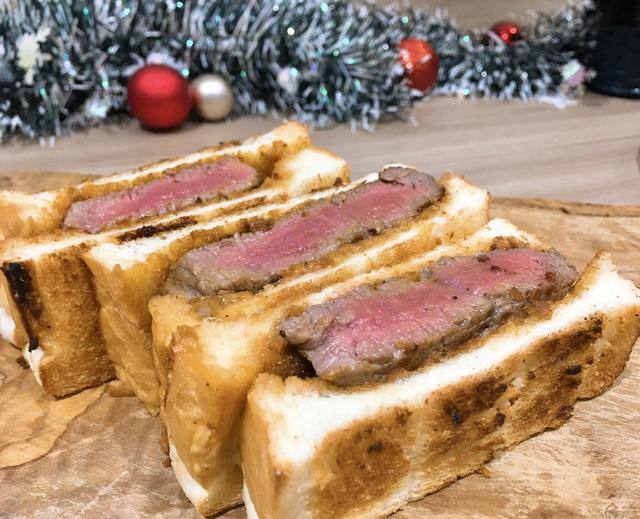 画像: ▶ハレパン…2㎝幅にスライスしたものを4枚 ▶和牛肉…200g(ステーキ用) ▶うに…200g ▶バター…200g 塩・コショウ…適量 うにとバターはボウルに入れ、常温に戻して おく。ゴムベラで混ぜ合わせ、うにバターを 作る。肉に塩コショウをしてフライパンで焼 く。ホイルなどで肉を包み、10 分ほど寝か せたら半分にカット。ハレパンをトースター でこんがり焼き、うにバターをぬる。肉を乗 せ、パンではさむ。