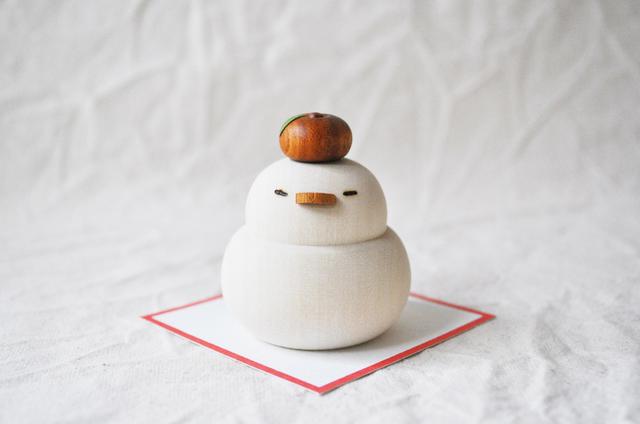 画像: ずっと見ていられる…！まるっとしたフォルムが「可愛くて癖になる」と、ガラスや木でできた鏡餅が大人気