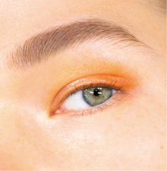 画像: 1. 『ジンジャーアイシャドウグロウ 1A04 ジョイフルハート』を指にとり、アイホール全体に広げます。 アイホールに沿って、目尻側にくの字を描くように重ねて塗り、骨格を際立たせる。 2. 『ジンジャーアイシャドウグロウ 1A04 ジョイフルハート』を目の中心から目尻へ、まぶたの際にライン上に重ねる。 3. 『ジンジャーアイシャドウグロウ 1A01 サンライトデュー』をまぶたの中心にのせる。