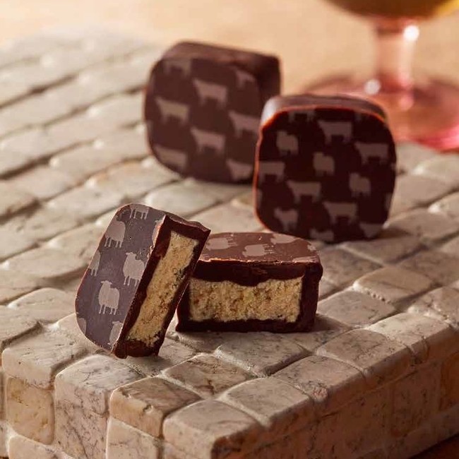 画像: ダークチョコレートに合うマンチェゴチーズなど3種のチーズをガナッシュに仕立てて。 ●カカオ サンパカ/チーズ ガナッシュ ボンボン 3個入り(3個入)1,620円