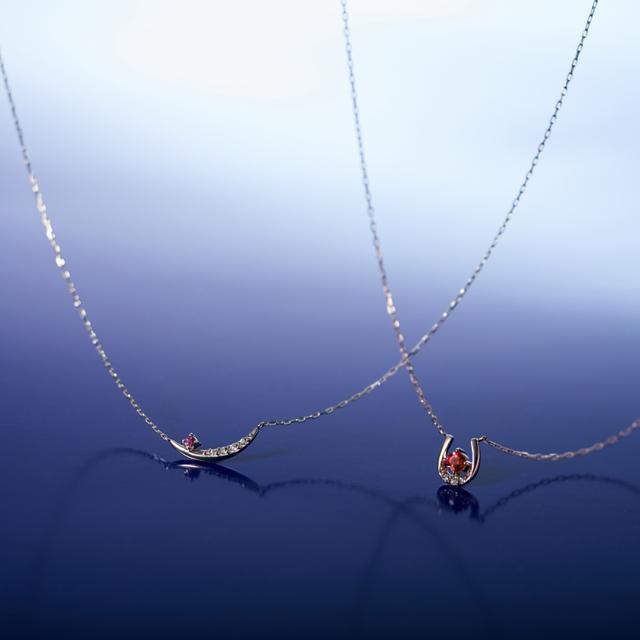 画像: 左:【NEW YEAR限定】K10イエローゴールド ネックレス 20,000円+税 右:【NEW YEAR限定】K18ピンクゴールド ネックレス 30,000円+税