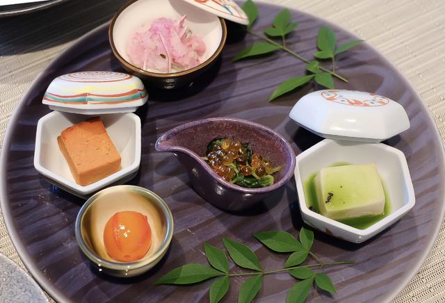 画像: ●前菜 つまみ菜とひじきのお浸し、京人参カステラ、胡麻豆腐青汁餡、金柑密煮、牡蠣みぞれ煮