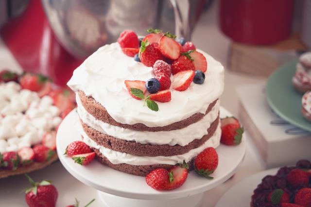 画像: ■ネイキッドストロベリーショートケーキ ニューヨーク発の海外で人気のウェディングケーキスタイル。スポンジの側面にクリームを塗らず、素朴で可愛いデコレーションが特徴。