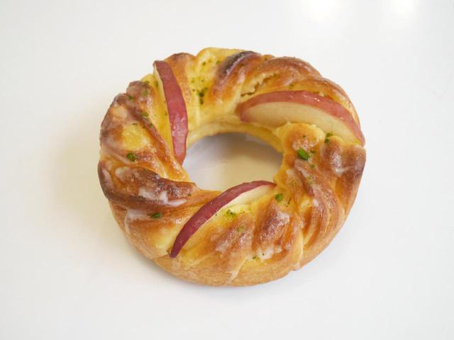 画像: 紅玉とふじりんごのブリオッシュリング(368 円) しっとりした食感のブリオッシュと紅玉の甘酸っぱさがよく合います。トッピングしたふじりんごのシャキッとした食感がアクセント。