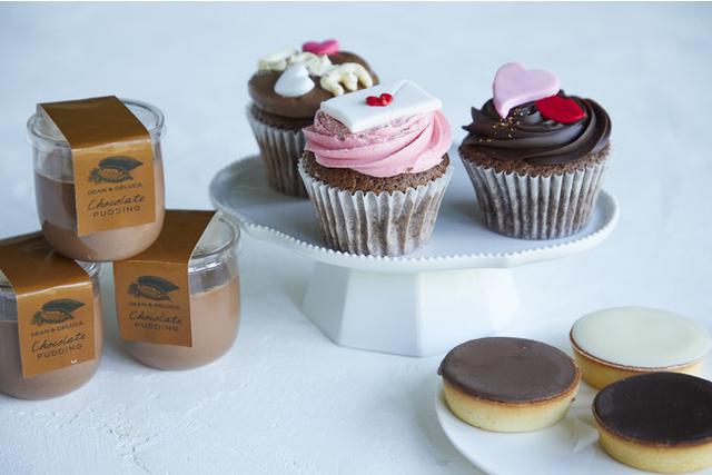 画像: 写真・右【MAISON CACAO/生チョコタルト 3個入り】¥1,500/2021年1月22日(金)~24日(日) 写真・左【DEAN & DELUCA/チョコレートプリン】¥580/2021年2月5日(金)~7日(日) 写真・中央【LOLA’S Cupcakes/バレンタインカップケーキ】各¥580/2021年2月11日(木)~14日(日) ※商品により取扱店舗が異なります。最新情報より御確認ください。