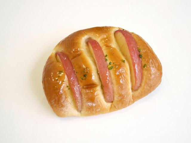 画像: 青森りんごのクリームパン(249 円) りんご入りのカスタークリームを包んだパンにフレッシュなふじりんごをトッピング。青森りんごフェア限定のクリームパンです。