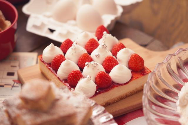 画像: ■ギンガムチェックのニューヨークチーズケーキ なめらかな舌触りの濃厚クリームチーズケーキをふんだんに使ったニューヨークチーズケーキにギンガムチェックのようにいちごとホイップクリームでデコレーション。