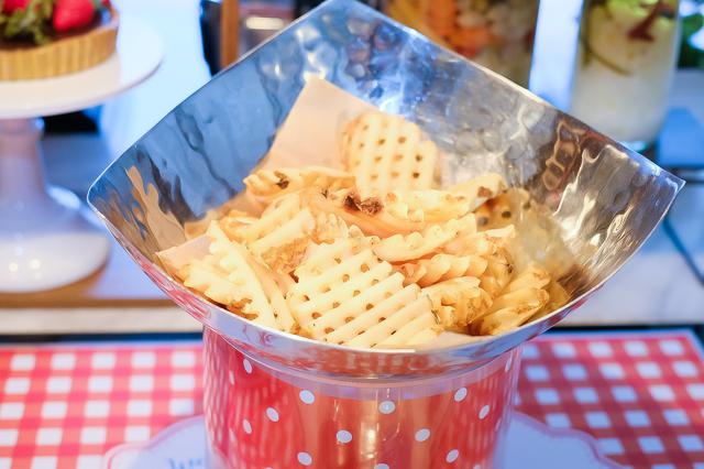 画像: ■網型カットのワッフルポテト 厚めにスライスしたポテトを網型に。