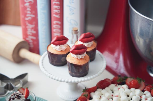 画像: ■リップのカップケーキ カップケーキの上に唇やハート、ギンガムチェックのチョコレートをトッピング。