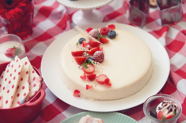 画像: ■ストロベリームースレアチーズケーキ ストロベリームースを真ん中にくちどけ豊かなさっぱりとしたレアチーズケーキ。