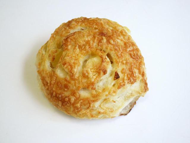 画像: 青森りんごとグリュイエール(238 円) りんごの甘酸っぱさとバターの香り、トッピングしたグリュイエールチーズの豊かな風味、仕上げに塗ったはちみつが絶妙にマッチした一品です。