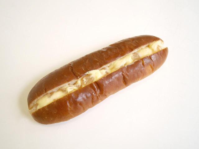 画像: ●青森りんごのコッペパン(216 円) ふんわりやわらかなパンと、はちみつとクリームチーズ入りのカスタークリーム、紅玉りんごの甘酸っぱさがベストマッチ。朝食やおやつとして、手軽にお楽しみください。