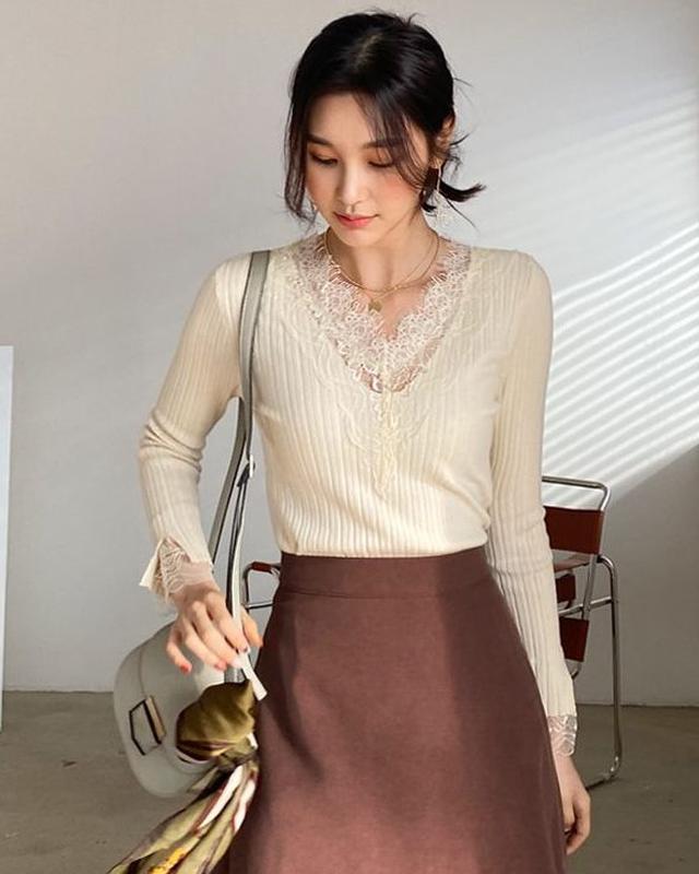 画像2: レーススリムVネックニット ¥3,454(税込)