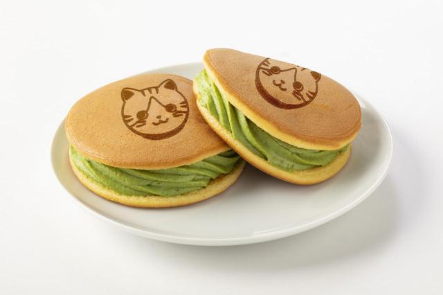 画像: 【コロンバン】にゃらんサンドパンケーキ抹茶&あ んこ 1個297円 ふわふわのワッフルパンケーキ生地で宇治抹茶クリームと粒あんをサンド。にゃらんのお顔は焼き印で。