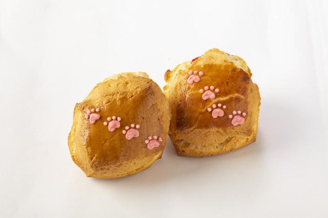 画像: にゃらんのいちごスコーン 1個370円 足跡がかわいすぎる♪自家製いちごジャムをサンドしたバターたっぷりのふんわりスコーン。