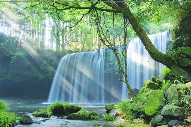 画像: 水のカーテン「鍋ヶ滝(なべがだき)」