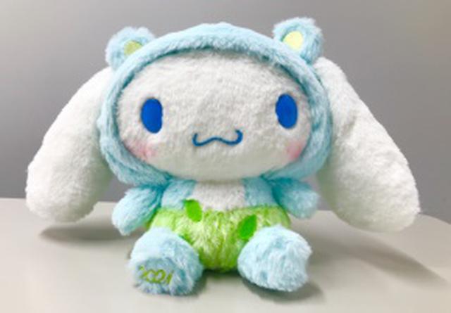 画像: あかりの森の番人「ポポネン」の着ぐるみを着たシナモロールのぬいぐるみ